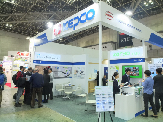 지난 달 28일부터 사흘 간 일본 도쿄 빅사이트에서 열린 '2018 세계 스마트에너지 전시회(WSEW 2018)'에 참가한 한국전력 전시부스에서 함께 참가한 중소기업 관계자들이 제품에 대해 소개하고 있다.   한전 제공